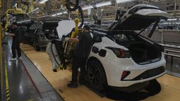Trabajadores ensamblan los modelos Zeekr 001 EV en la planta del fabricante chino Zeekr, en Ningbo, provincia oriental china de Zhejiang, el miércoles 17 de abril de 2025. (AP Foto/Andy Wong)