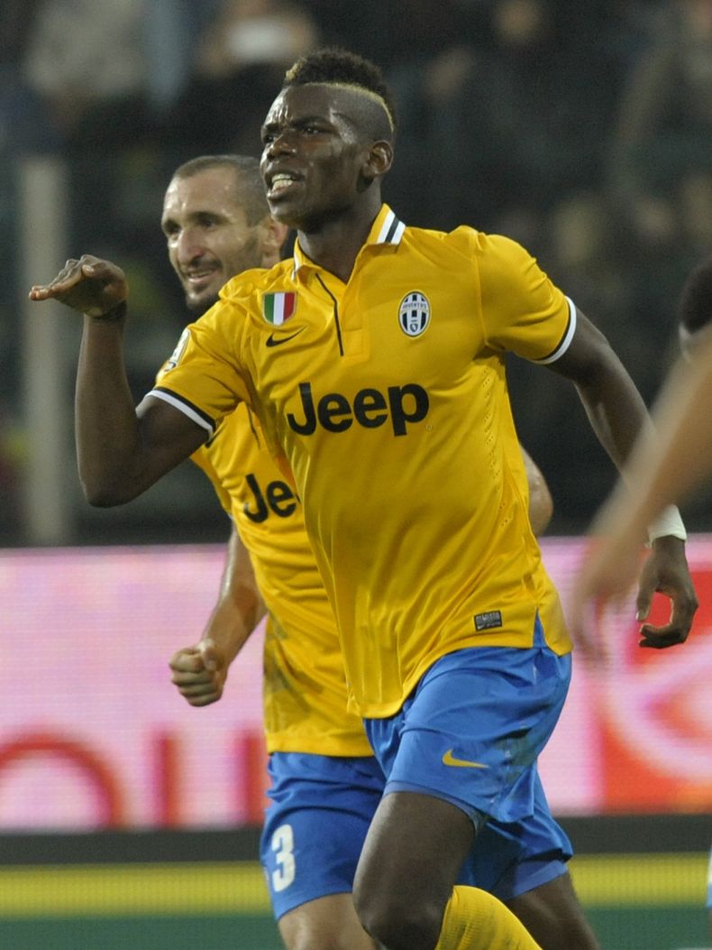 El jugador de la Juventus, Paul Pogba, festeja un gol contra Parma por la Serie A el s&aacute;bado, 2 de noviembre de 2013, en Parma, Italia. (AP Photo/Marco Vasini)