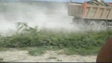 americateve | Pasan los camiones y su casa se llena de polvo, pero al regimen no le importa, la Zona Especial de Desarrollo  tiene prioridad ante la salud de Caridad y su familia.