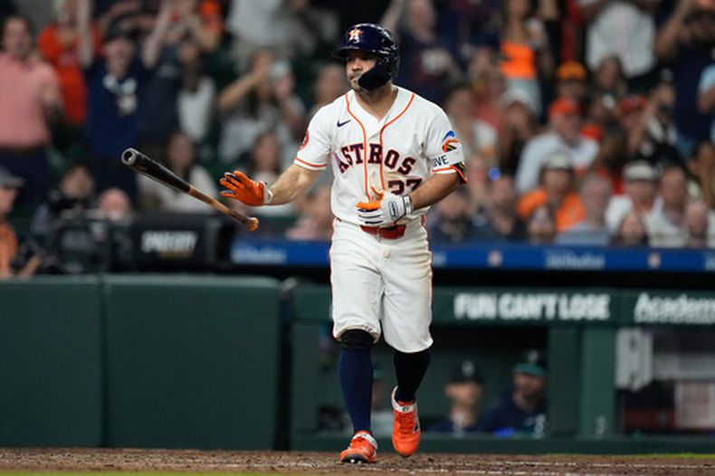José Altuve, de los Astros de Houston, camina durante la sexta entrada del juego de béisbol de Grandes Ligas contra los Marineros de Seattle, el miércoles 13 de mayo de 2026, en Houston. (AP Foto/Ashley Landis)