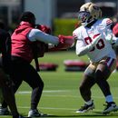 ARCHIVO - Cameron Sample (derecha), de los 49ers de San Francisco, asiste al campamento de entrenamiento del equipo de fútbol americano, el 31 de julio de 2026, en Santa Clara, California. (Foto AP/Jeff Chiu, Archivo)