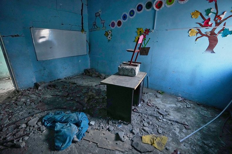 Un árbol y otras decoraciones de colores se ven en las paredes de un salón lleno de escombros en la escuela Shajareh Tayyebeh, golpeada por un ataque aéreo estadounidense el 28 de febrero de 2026 en Minab, en el sur de Irán, el lunes 7 de septiembre de 2026. (AP Foto/Vahid Salemi)