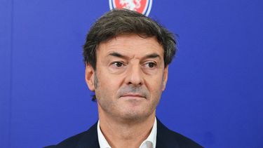 El técnico español Santi Denia durante la rueda de prensa en la que fue presentado como el nuevo seleccionador de la República Checa, el viernes 31 de julio de 2026. (Katerina Sulova /CTK vía AP)