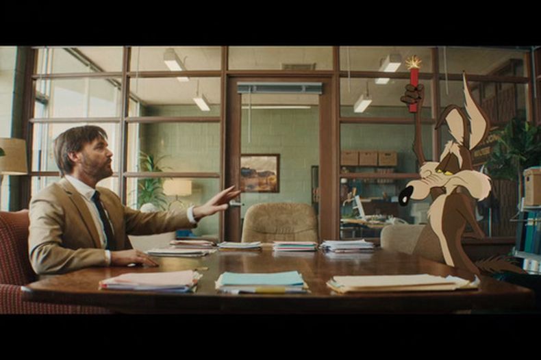 Esta imagen, difundida por Ketchup Entertainment, muestra a Will Forte, a la izquierda, con el personaje Wile E. Coyote, cuya voz corre a cargo de Eric Bauza, en una escena de Coyote vs. Acme. (Ketchup Entertainment via AP)
