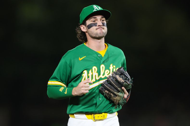 El campocorto de los Atléticos, Jacob Wilson, trota hacia la cueva tras el out final de la parte alta de la octava entrada de un partido de béisbol contra los Rays de Tampa Bay, el martes 11 de agosto de 2026, en West Sacramento, California. (Foto AP/Scott Marshall)