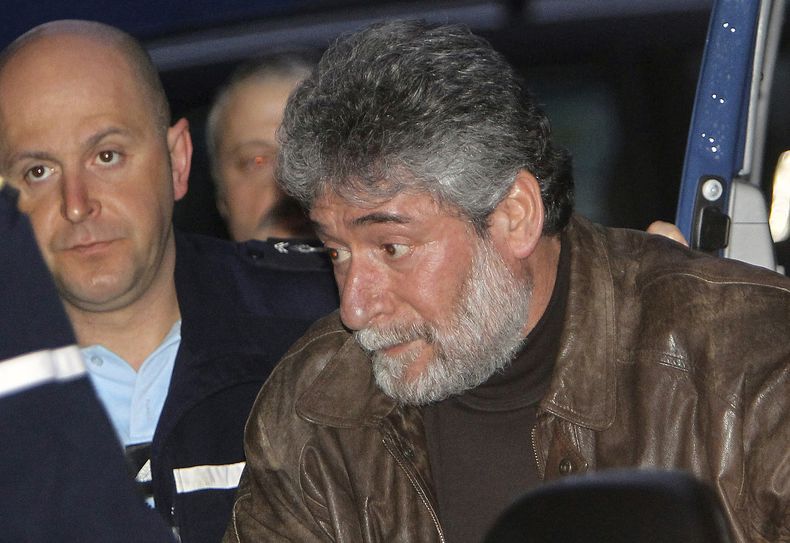 ARCHIVO - Georges Ibrahim Abdallah a su llegada al tribunal de apelaciones de Pau, en el suroeste de Francia, el 18 de febrero de 2010. (AP Foto/Bob Edme, archivo)