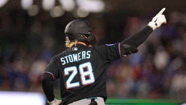 Kyle Stowers, de los Marlins de Miami, celebra su cuadrangular de dos carreras durante la sexta entrada del partido de béisbol de Grandes Ligas contra los Cachorros de Chicago, el miércoles 23 de septiembre de 2026, en Chicago. (AP Foto/Melissa Tamez)