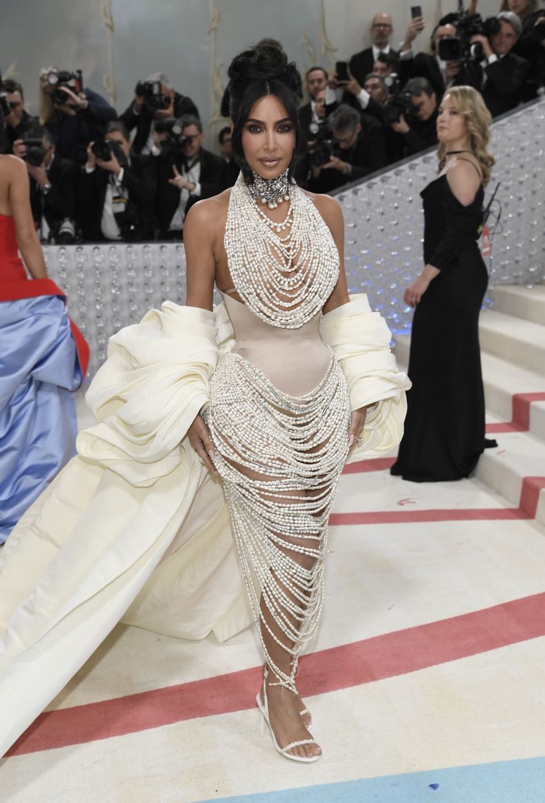 Kim Kardashian llega a la gala del Instituto del Vestido del Museo Metropolitano de Arte para celebrar la inauguración de la exposición Karl Lagerfeld: A Line of Beauty el lunes 1 de mayo de 2023 en Nueva York. (Foto Evan Agostini/Invision/AP)