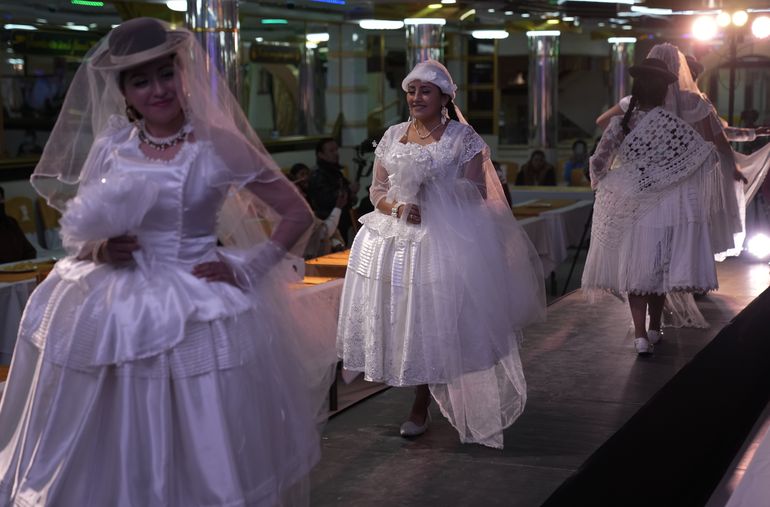 Bolivia: Desfile de cholitas impulsa reactivación económica