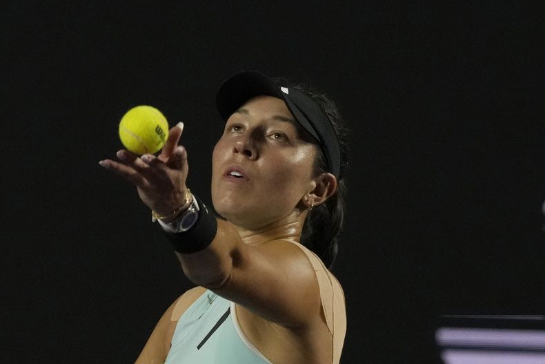 La estadounidense Jessica Pegula se prepara para realizar su saque ante la griega Maria Sakkari durante un encuentro de las Finales de la WTA en Cancún, México, el jueves 2 de noviembre de 2023 (AP Foto/Fernando Llano)