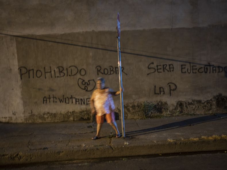 Una pintada con la frase Prohibido robar. Será ejecutado, en un muro en Durán, una ciudad ubicada frente a Guayaquil, Ecuador, el 30 de septiembre de 2023. (AP Foto/Rodrigo Abd)