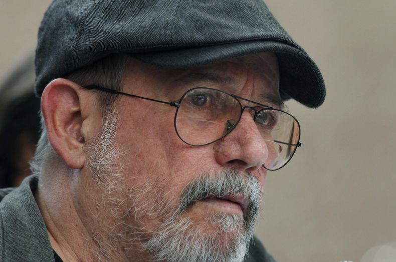 Las autoridades le han cortado la electricidad por impagos. El cantautor dice que 'parece un plan del enemigo, pero no es la CIA'.