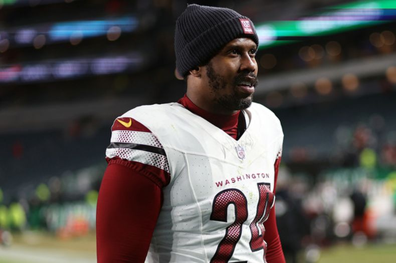 ARCHIVO - Von MIller (24), de los Commanders de Washington, observa tras un partido de fútbol americano de la NFL contra los Eagles de Filadelfia, el 4 de enero de 2026, en Filadelfia. (AP Foto/Daniel Kucin Jr., Archivo)