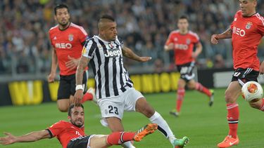 americateve | El jugador chileno de la Juventus, Arturo Vidal, centro, disputa un bal&oacute;n con un jugador del Benfica en un partido por la Liga Europa el jueves, 1 de mayo de 2014, en Tur&iacute;n, Italia.(AP Photo/ Massimo Pinca)