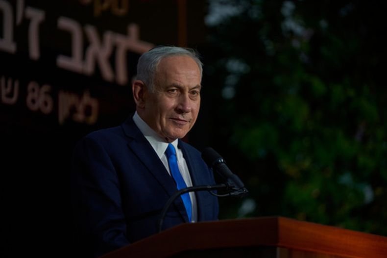 El primer ministro de Israel, Benjamin Netanyahu, habla en el monumento de estado para Zeev Jabotinsky, en el cementerio militar Monte Herzl, en Jerusalén, el 14 de julio de 2026. (AP Foto/Ohad Zwigenberg)