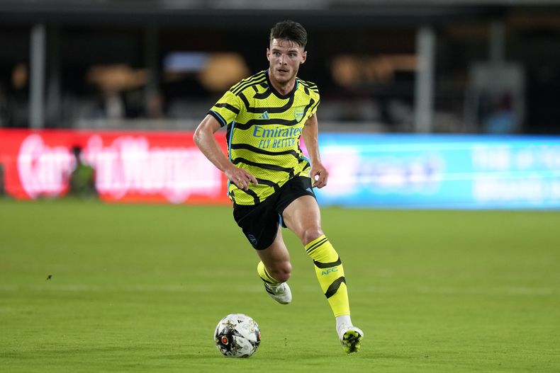 Declan Rice, del Arsenal, conduce el balón en el segundo tiempo del partido de fútbol en contra de las Estrellas de la MLS, el miércoles 19 de julio de 2023, en Washington. (AP Foto/Alex Brandon)