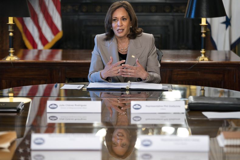 ARCHIVO - La vicepresidenta Kamala Harris habla en una reunión con legisladores sobre los derechos reproductivos, el viernes 8 de julio de 2022, en su oficina dentro del Edificio de Oficinas Ejecutivas Eisenhower en el complejo de la Casa Blanca, en Washington. (AP Foto/Jacquelyn Martin, archivo)