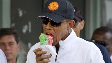 obama y sus hijas pasan un rato con el cantante eddie vedder