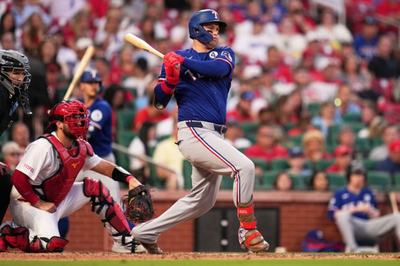 Joc Pederson de los Rangers de Texas le da seguimiento a su doble remolcador en la quinta entrada ante los Cardenales de San Luis el martes 2 de junio del 2026. (AP Foto/Jeff Roberson)