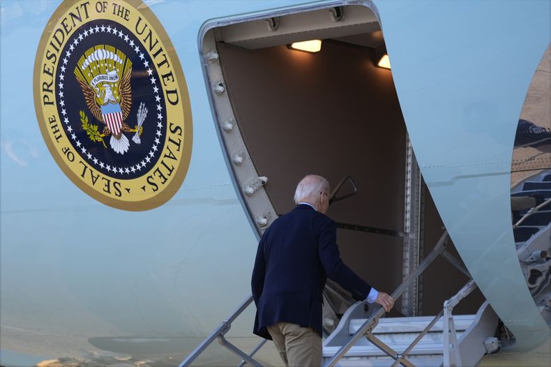 El presidente Joe Biden aborda el Air Force One en la base militar Andrews, Maryland, de camino a Tampa, Florida, para visitar las áreas afectadas por el huracán Milton, el domingo 13 de octubre de 2024. (AP Foto/Manuel Balce Ceneta)