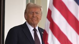 El presidente Donald Trump espera la llegada del primer ministro británico Keir Starmer a la Casa Blanca, el jueves 27 de febrero de 2025, en Washington. (AP Foto/Evan Vucci)
