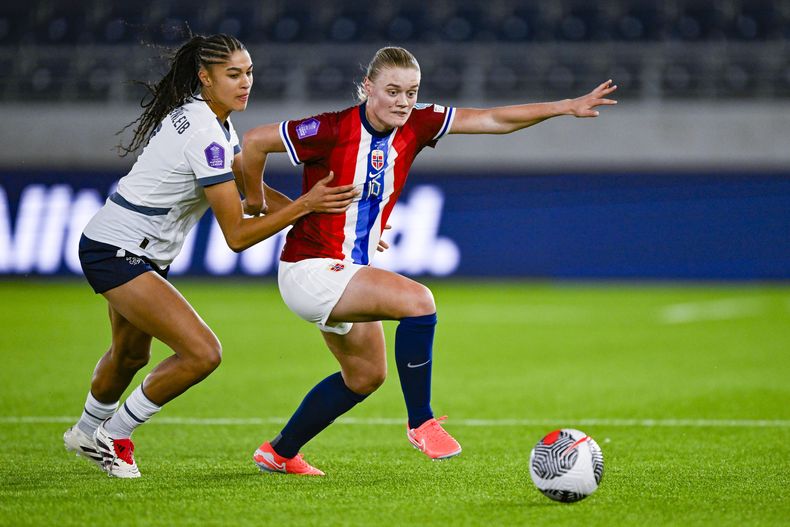 La noruega Mathilde Harviken pelea por el balón con la suiza Sydney Schertenleib en el torneo de la Liga de Naciones de la UEFA el martes 25 de febrero del 2025. (Carina Johansen/NTB Scanpix via AP)