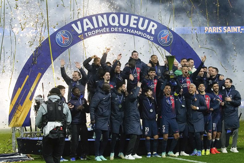 Jugadores del PSG celebran después de ganar la Supercopa de Francia con el duelo entre Toulouse y Paris Saint-Germain en el estadio Parque de los Príncipes, en París, el miércoles 3 de enero de 2024. PSG ganó 2-0. (AP Foto/Michel Euler)