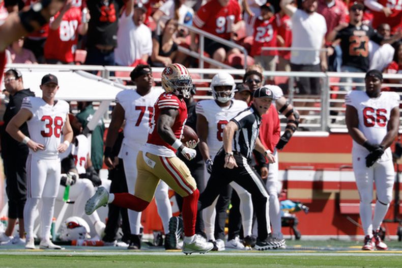 Deebo Samuel Sr, de los 49ers de San Francisco, corre para un touchdown durante la primera mitad del partido de la NFL en contra de los Cardinals de Arizona, el domingo 27 de septiembre de 2026, en Santa Clara, California. (AP Foto/Kelley L. Cox)