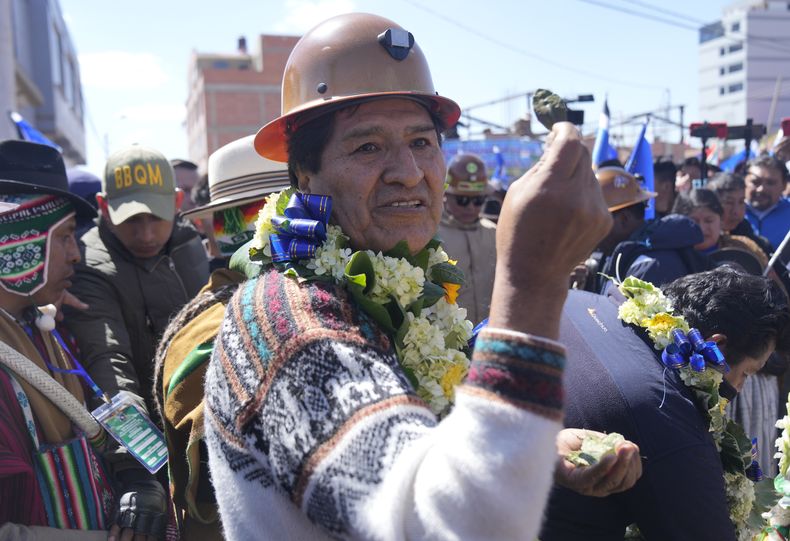 ARCHIVO - El expresidente de Bolivia Evo Morales sostiene una hoja de coca durante un recorrido con sus simpatizantes en El Alto, Bolivia, el vernes 26 de julio de 2024. (AP Foto/Juan Karita, Archivo)