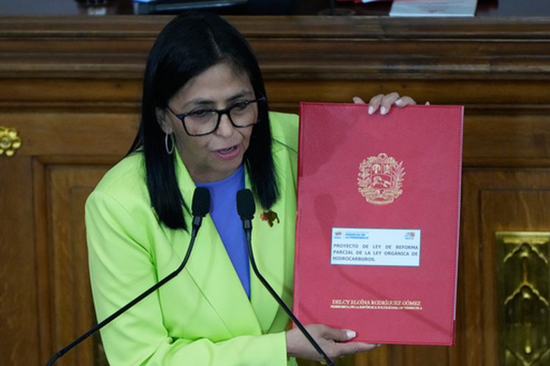 La presidenta interina de Venezuela, Delcy Rodríguez, pronuncia su primer discurso sobre el estado de la nación en la Asamblea Nacional en Caracas, Venezuela, el jueves 15 de enero de 2026. (Foto AP/Ariana Cubillos)