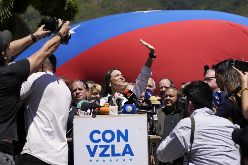 ARCHIVO - La aspirante presidencial de la coalición opositora María Corina Machado ofrece una conferencia de prensa frente a su sede de campaña en Caracas, Venezuela, el lunes 29 de enero de 2024, días después de que el máximo tribunal del país confirmara la prohibición de su candidatura presidencial. (Foto AP/Ariana Cubillos, Archivo)
