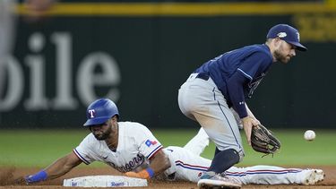 El dominicano Leody Taveras de los Rangers de Texas se roba segunda frente al campocorto de los Rays de Tampa Bay Taylor Walls en el juego del miércoles 19 de julio del 2023. (AP Foto/Tony Gutierrez)