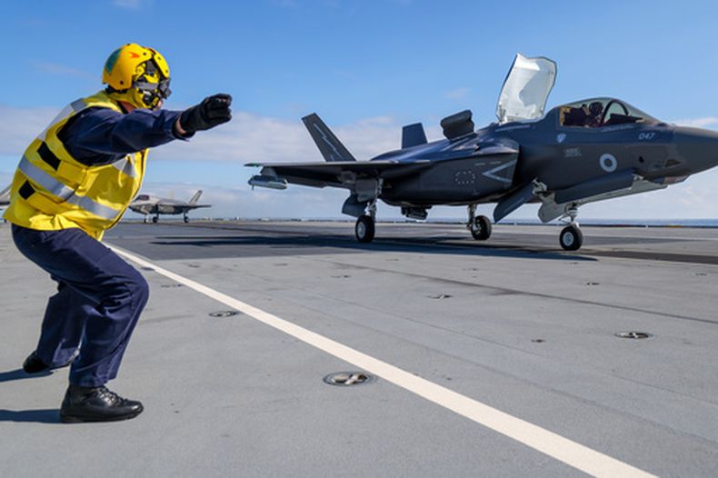 Cazas F-35B de la Marina Real, pertenecientes al Grupo de Ataque de Portaaviones del Reino Unido, despegan del Portaaviones Príncipe de Gales para interceptar una aeronave militar rusa, el jueves 2 de julio de 2026. (Chris Sellars/Ministerio de Defensa vía AP)