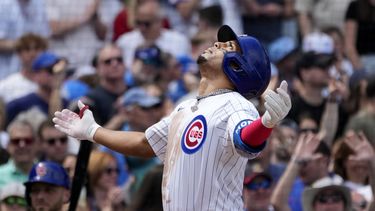 El dominicano Christopher Morel, de los Cachorros de Chicago, celebra su jonrón de dos carreras en el juego del sábado 4 de mayo de 2024, ante los Cerveceros de Milwaukee (AP Foto/Charles Rex Arbogast)