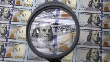 Un inspector analiza una hoja sin cortar de billetes de 100 dólares durante el proceso de impresión en la Oficina de Grabado e Impresión de Moneda Occidental, el 24 de septiembre de 2013, en Fort Worth, Texas. (AP Foto/LM Otero, Archivo)