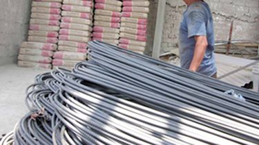 americateve | Reparar o construir una vivienda en Cuba continúa siendo un desafío para los cubanos pese a la venta libre de los materiales de construcción. Cuando hay cemento, no hay arena. Y la única solución entonces es buscarlos en el mercado negro.