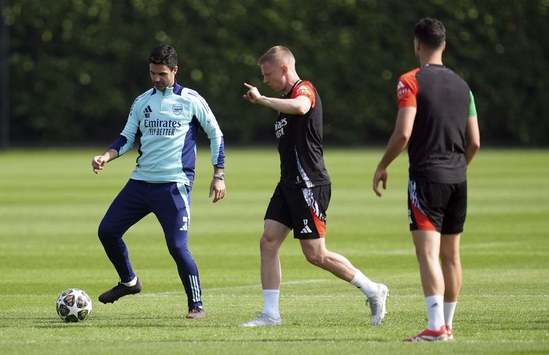 El técnico de Arsenal Mikel Arteta (izquierda) y Oleksandr Zinchenko durante un entrenamiento, el lunes 28 de abril de 2025, en Londres. (Adam Davy/PA vía AP)