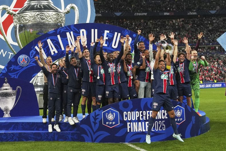 Marquinhos del Paris Saint-Germain levanta el trofeo tras ganar la Copa de Francia al vencer al Reims en la final el sábado 24 de mayo del 2025. (AP Foto/Aurelien Morissard)
