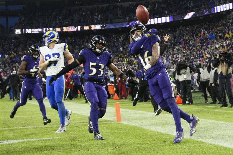 Tylan Wallace de los Ravens de Baltimore celebra tras regresar un despeje 76 yardas para anotar el touchdown de la victoria en tiempo extra junto al linebacker DelShawn Phillips y el tight end de los Rams de Los Ángeles Davis Allen el domingo 10 de diciembre del 2023. (AP Foto/Nick Wass)