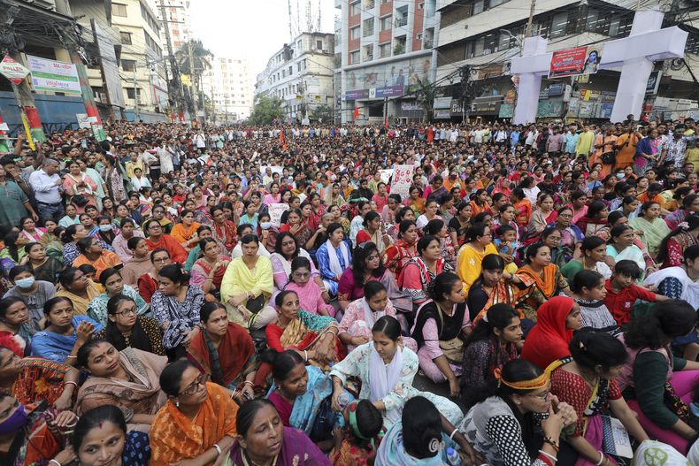 Hindúes de Bangladesh protestan para exigir que el gobierno interino retire todas las acusaciones contra sus líderes y los proteja contra los ataques y el acoso, en Chattogram, Bangladesh, el viernes 1 de noviembre de 2024. (AP Foto)
