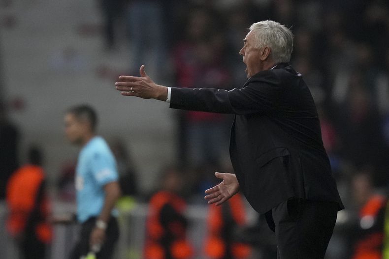 El técnico del Real Madrid, Carlo Ancelotti, protesta ante el árbitro durante el partido de la Liga de Campeones ante Lille, el miércoles 2 de octubre de 2024 (AP Foto/Thibault Camus)