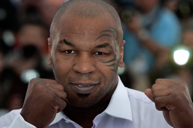 En esta foto del 17 de mayo del 2008, el ex campe&oacute;n mundial de boxeo Mike Tyson posa en una presentaci&oacute;n de la pel&iacute;cula "Tyson" en Cannes. Tyson debi&oacute; cancelar sus presentaciones promocionales en Londres debido a que