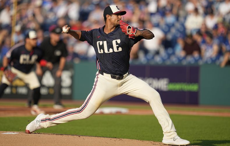 El venezolano Carlos Carrasco, de los Guardianes de Cleveland, lanza en el juego del viernes 21 de junio de 2024, ante los Azulejos de Toronto (AP Foto/Sue Ogrocki)