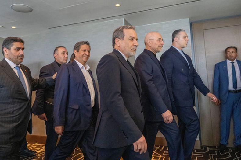 El ministro iraní de Exteriores, Seyyed Abbas Araghchi, tercero por la derecha, y el presidente del Parlamento Islámico de Irán, Mohammed Bagher Ghalibaf, segundo por la derecha, caminan con la delegación iraní en la Cumbre del Lago de Lucerna en el complejo turístico de Bürgenstock in Obbürgen, cerca de Lucerna, Suiza, el domingo 21 de junio de 2026. (Urs Flueeler, Pool Foto via AP)