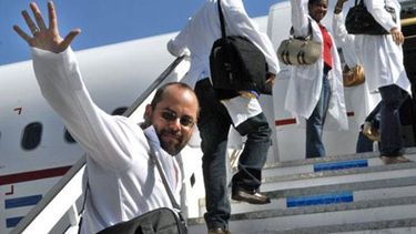 americateve | Los profesionales tuvieron que firmar un documento en el que aceptaron no ser repatriados si se contagian con el virus.