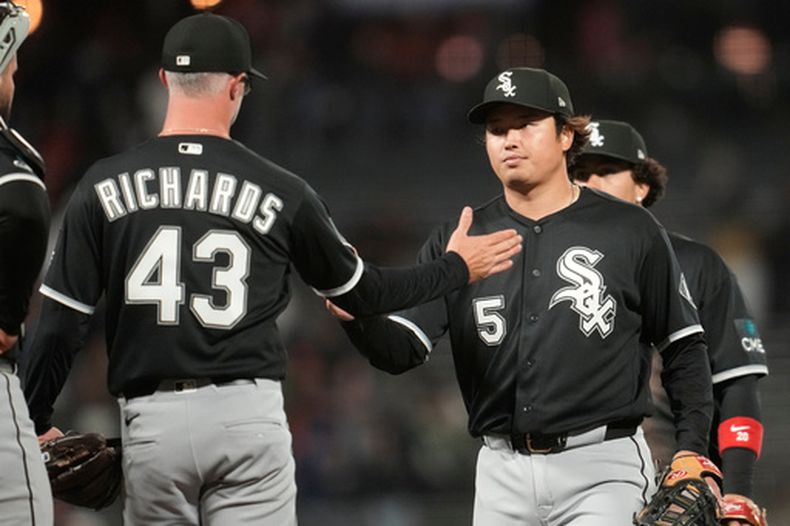 Trevor Richard y Munetaka Murakami festejan el triunfo de los Medias Blancas de Chicago sobre los Gigantes de San Francisco el viernes 22 de mayo de 2026 (AP Foto/Jeff Chiu)