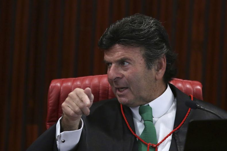 ARCHIVO - El juez del Tribunal Superior Electoral Luiz Fux interviene en una sesión de la corte, en Brasilia, Brasil, el 9 de junio de 2017. (AP Foto/Eraldo Peres, archivo)