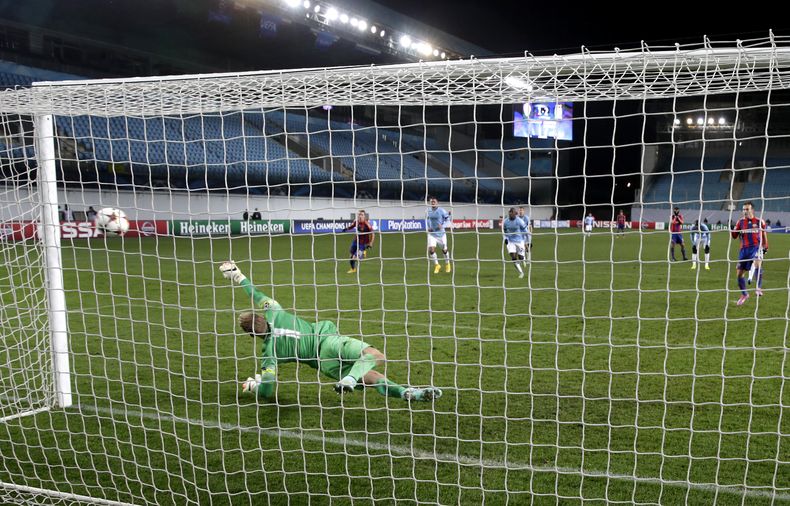 Bebras Natcho (derecha) del CSKA de Mosc&uacute;, anota un gol en el partido de los Liga de Campeones contra el Manchester City en partido jugado el martes 21 de octubre de 2014. (Foto de AP/Pavel Golovkin)