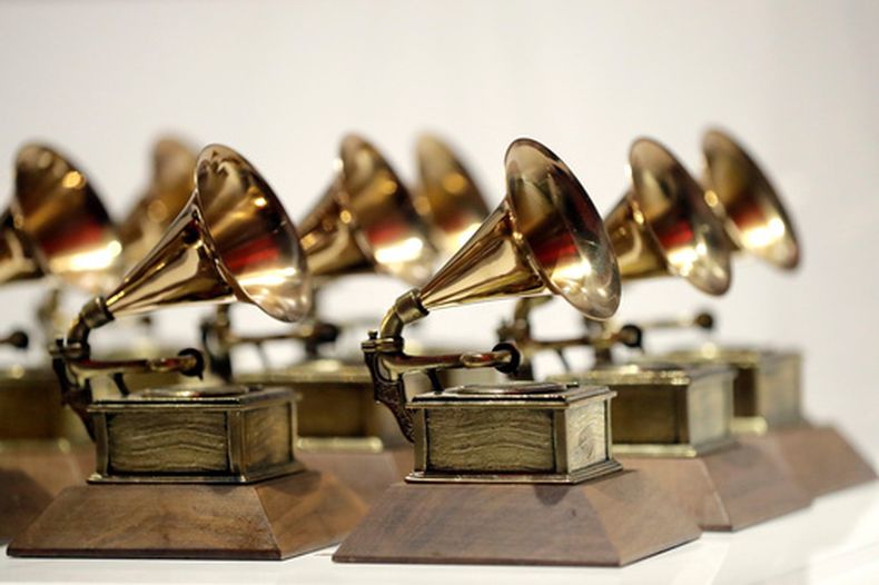 ARCHIVO - Los premios Grammy se exhiben en el Museo Grammy Experience en el Prudential Center en Newark, Nueva Jersey, el 10 de octubre de 2017. (Foto AP/Julio Cortez, archivo)