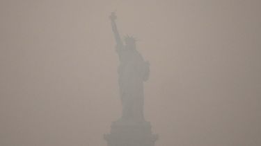 La Estatua de la Libertad cubierta de humo causado por incendios forestales procedentes de Canadá, el jueves 16 de julio de 2026, en Nueva York. (AP Foto/Yuki Iwamura)
